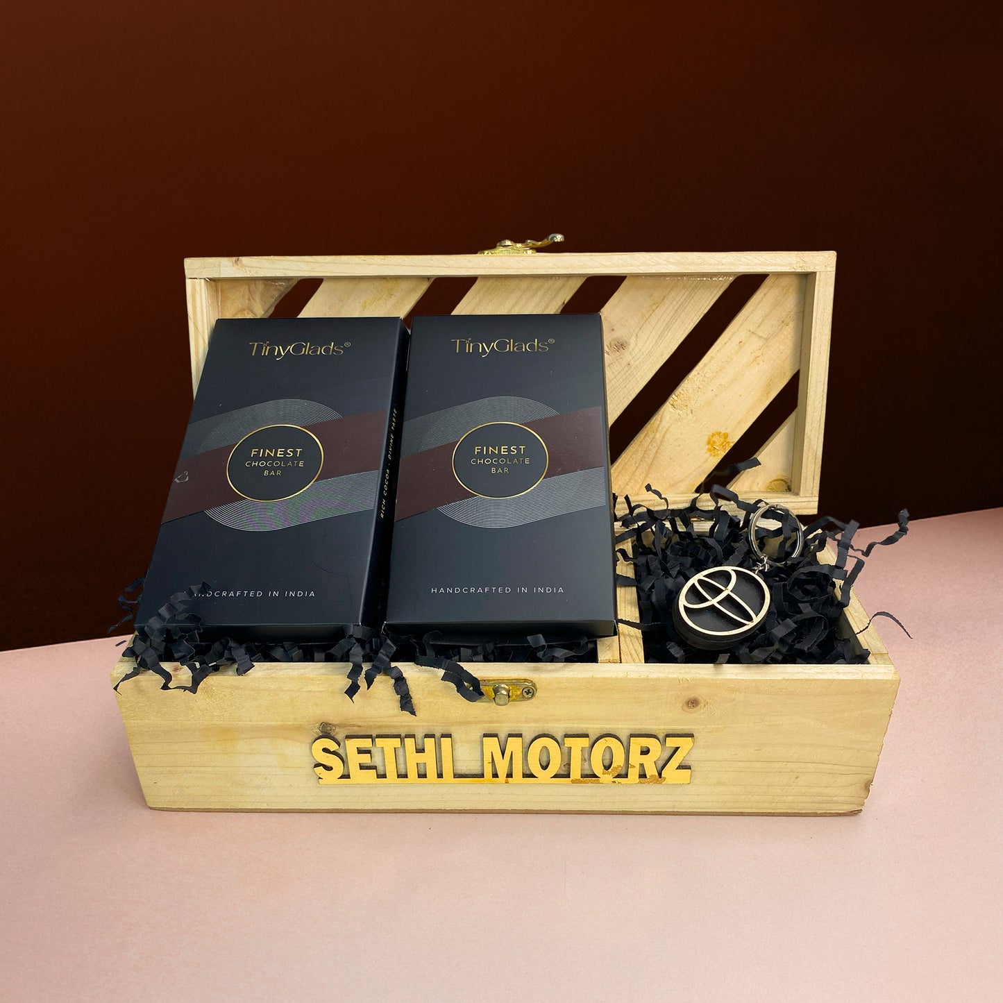 Wooden Corporate Gift Box – 2 Chocolate Bars & Premium Key Ring